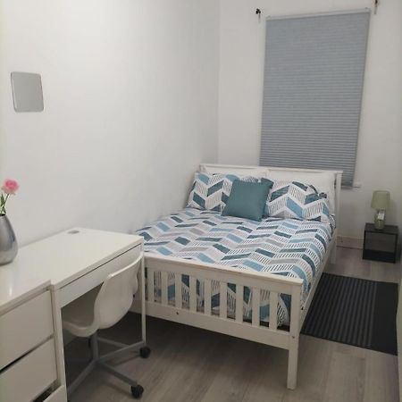Comfortable Double Bed Located Near City Centre, Suitable For Contractors Health Care Professionals Or Long Business Stays In Coventry Or Delightful Holidays In Coventry Or Within The West Midlands Area Free Wifi Tea And Coffee Provided Eksteriør bilde