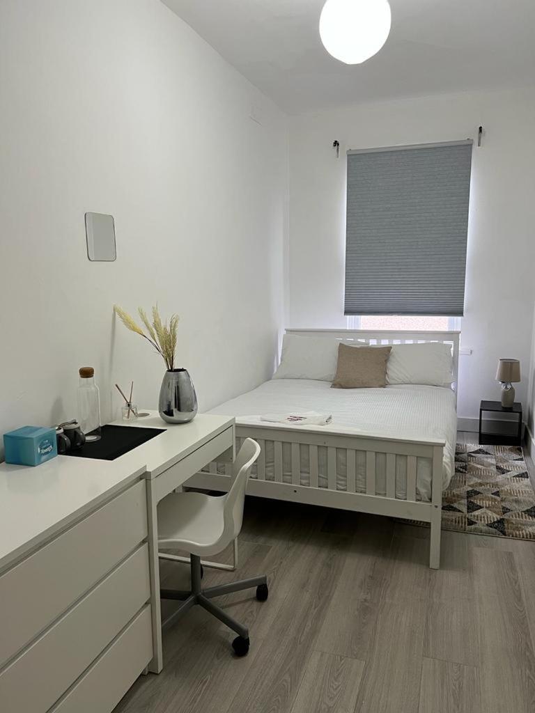Comfortable Double Bed Located Near City Centre, Suitable For Contractors Health Care Professionals Or Long Business Stays In Coventry Or Delightful Holidays In Coventry Or Within The West Midlands Area Free Wifi Tea And Coffee Provided Eksteriør bilde