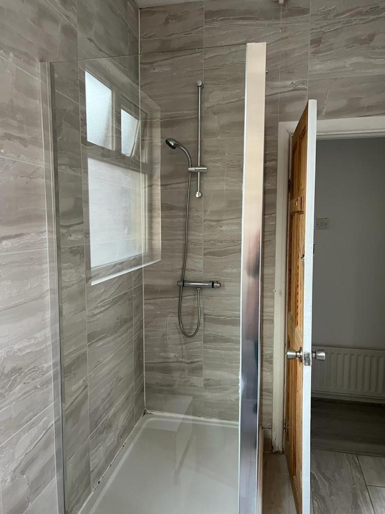Comfortable Double Bed Located Near City Centre, Suitable For Contractors Health Care Professionals Or Long Business Stays In Coventry Or Delightful Holidays In Coventry Or Within The West Midlands Area Free Wifi Tea And Coffee Provided Eksteriør bilde